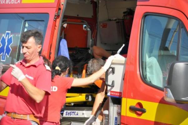 Internat în stare critică, după s-a izbit cu maşina de un copac